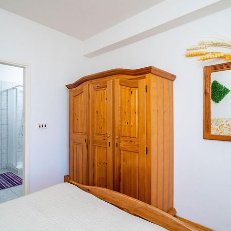 Apartments Nikolina ลุมบาร์ดา ห้อง รูปภาพ