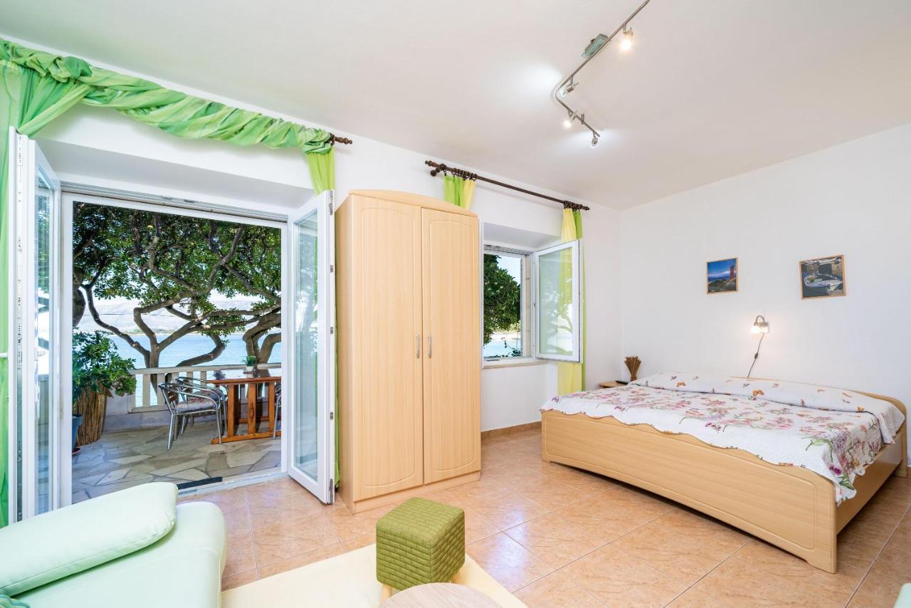 Apartments Nikolina ลุมบาร์ดา ภายนอก รูปภาพ